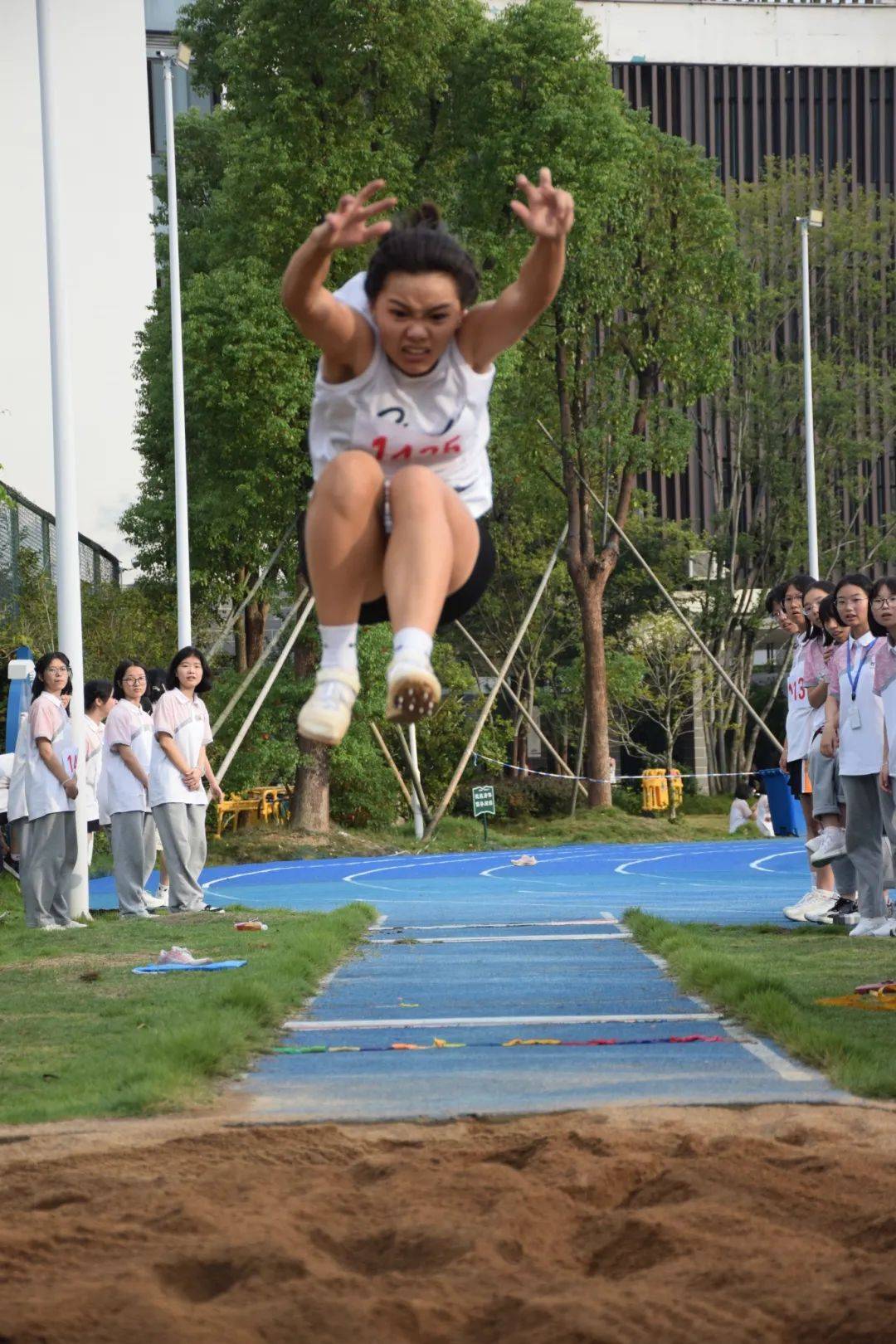 运动员在赛场上展现出卓越技艺