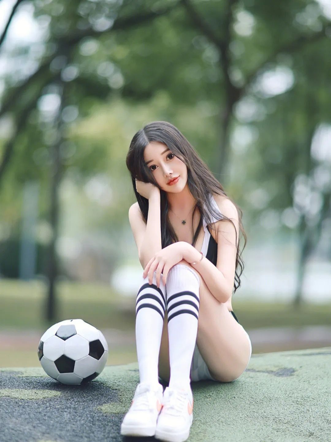 乐动体育圈层-足球比赛中女性运动员的技术娴熟耀眼球的简单介绍