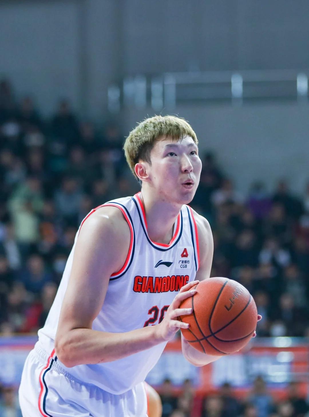 江苏男篮主场逆转击败广东男篮，夺得胜利